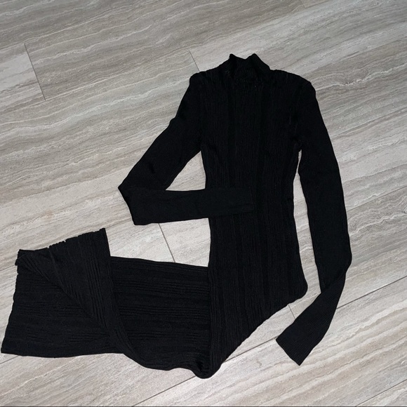 H&M Dresses & Skirts - Black bodycon long sleeve sweater dress with slit